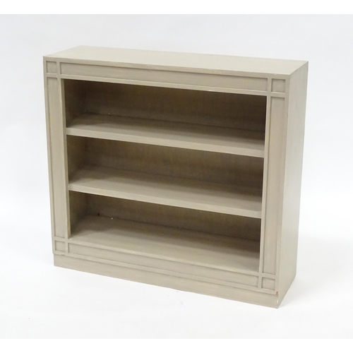 670 - A modern bookcase with a painted finish. Measuring 36