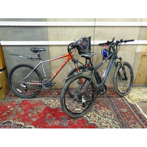 827 - Two adult mountain bikes, comprising a Carrera Vulcan (with basket) and a Saracen Mantra. With locks... 