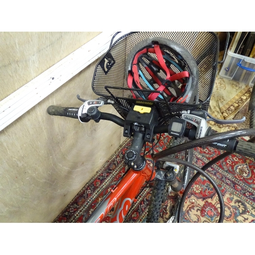 827 - Two adult mountain bikes, comprising a Carrera Vulcan (with basket) and a Saracen Mantra. With locks... 