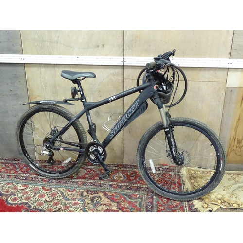 827 - Two adult mountain bikes, comprising a Carrera Vulcan (with basket) and a Saracen Mantra. With locks... 