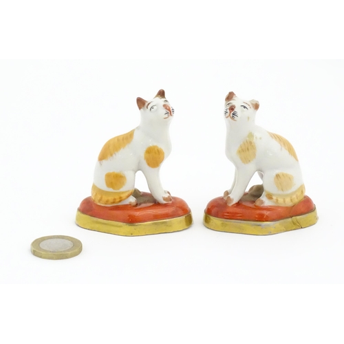 67 - A pair of porcelain models of cats in the manner of Chelsea. Marked under with gilt anchor. Approx. ... 