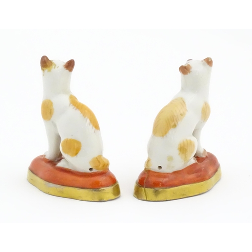 67 - A pair of porcelain models of cats in the manner of Chelsea. Marked under with gilt anchor. Approx. ... 