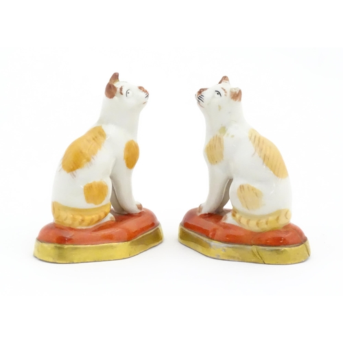 67 - A pair of porcelain models of cats in the manner of Chelsea. Marked under with gilt anchor. Approx. ... 