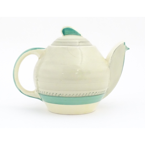 81 - An Art Deco Susie Cooper Kestrel teapot. Marked under. Approx. 4 3/4