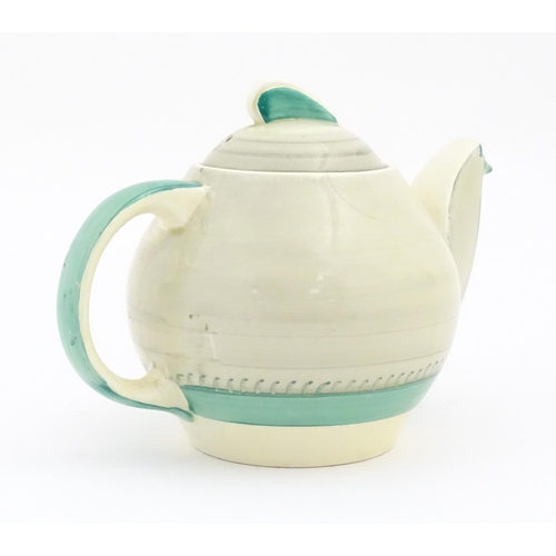 81 - An Art Deco Susie Cooper Kestrel teapot. Marked under. Approx. 4 3/4