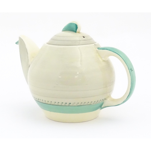 81 - An Art Deco Susie Cooper Kestrel teapot. Marked under. Approx. 4 3/4