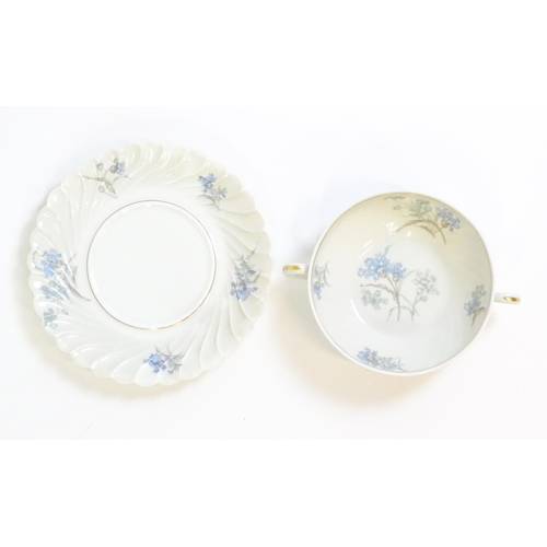 202 - A quantity of Haviland Limoges dinner wares in the Bergere pattern to include plates, serving dishes... 