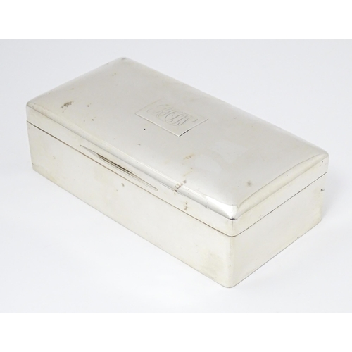 265 - A silver table top cigarette box, hallmarked London 1917 and stamped under 'Importe D'Angletere' 7