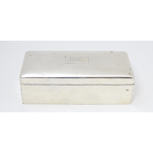 265 - A silver table top cigarette box, hallmarked London 1917 and stamped under 'Importe D'Angletere' 7