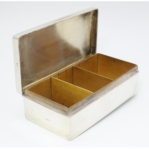 265 - A silver table top cigarette box, hallmarked London 1917 and stamped under 'Importe D'Angletere' 7