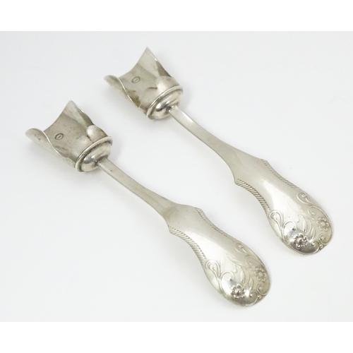 333 - A pair of Dutch silver small spoons with shovel formed bowls. Approx 3 1/4