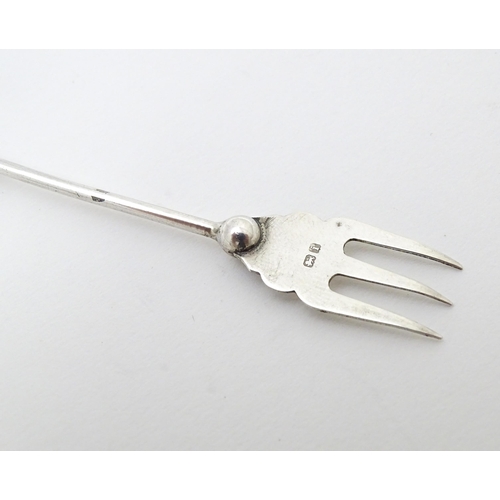 367 - A silver pickle fork with thistle detail to handle, hallmarked Birmingham 1908 maker CM & Co. Approx... 