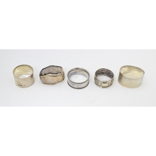 377 - Five assorted napkin rings to include silver examples hallmarked Sheffield 1904, Birmingham 1898, Bi... 