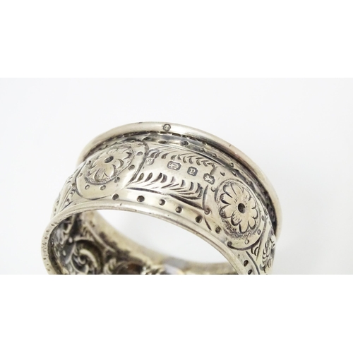 377 - Five assorted napkin rings to include silver examples hallmarked Sheffield 1904, Birmingham 1898, Bi... 