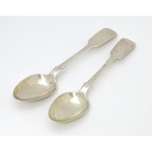 538 - A pair of Victorian silver Fiddle pattern teaspoons, hallmarked London 1862, maker Elizabeth & John ... 