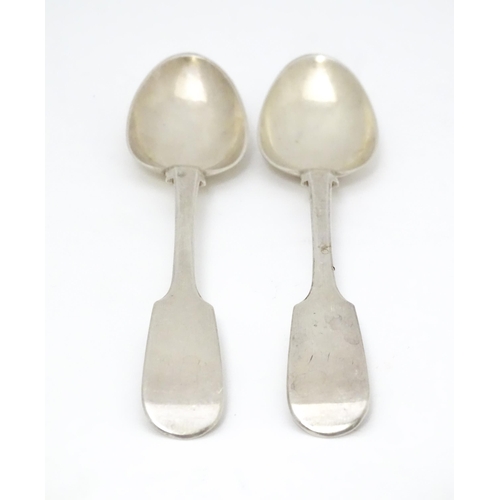 538 - A pair of Victorian silver Fiddle pattern teaspoons, hallmarked London 1862, maker Elizabeth & John ... 