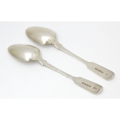 538 - A pair of Victorian silver Fiddle pattern teaspoons, hallmarked London 1862, maker Elizabeth & John ... 