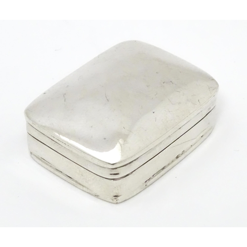 546 - A .925 silver pill box of rectangular form. Approx. 1 1/2