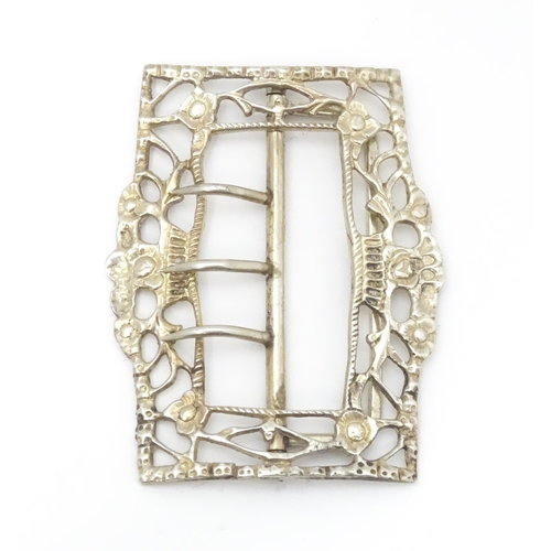 547 - A Victorian silver buckle with floral decoration, hallmarked London 1892, maker King & Son (J.K.H.K.... 