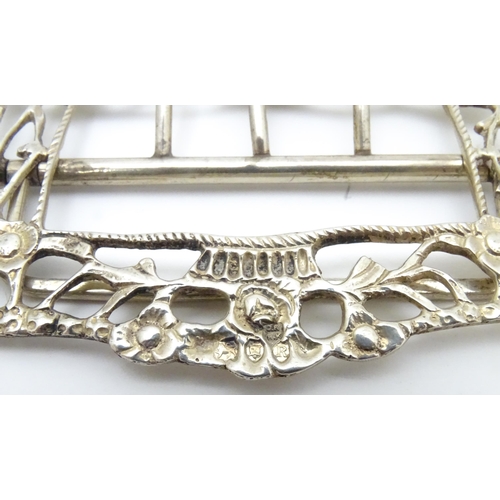 547 - A Victorian silver buckle with floral decoration, hallmarked London 1892, maker King & Son (J.K.H.K.... 