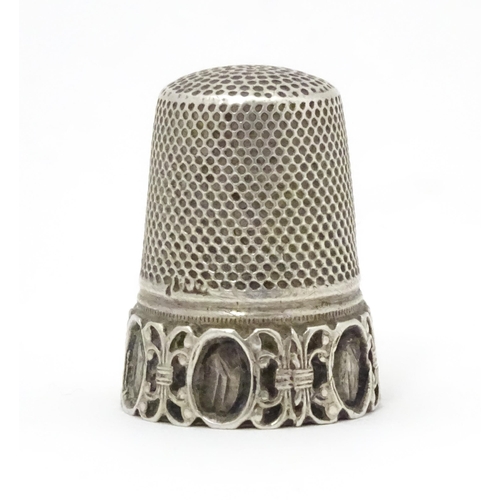 550 - A white metal thimble. Approx. 1