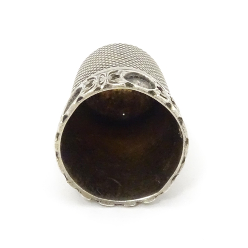 550 - A white metal thimble. Approx. 1