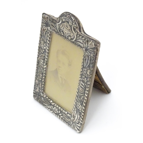 559 - An easel back photograph frame with silver surround hallmarked Birmingham 1902, maker Mitchell Bosle... 