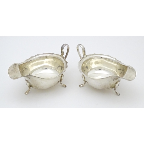 562 - A pair of silver sauce boats, hallmarked Sheffield 1932, maker Viner's Ltd. Approx. 6