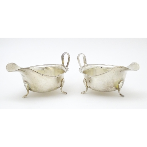 562 - A pair of silver sauce boats, hallmarked Sheffield 1932, maker Viner's Ltd. Approx. 6