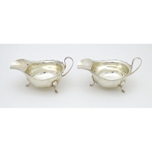 562 - A pair of silver sauce boats, hallmarked Sheffield 1932, maker Viner's Ltd. Approx. 6