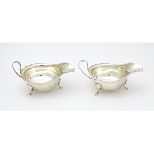 562 - A pair of silver sauce boats, hallmarked Sheffield 1932, maker Viner's Ltd. Approx. 6