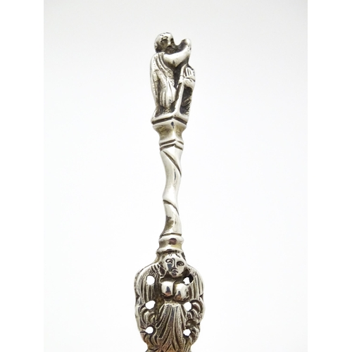 573 - A Victorian silver caddy spoon hallmarked London 1877, maker Henry Holland. Approx. 4