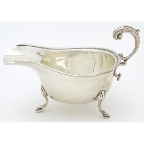 581 - A silver sauce boat, hallmarked Birmingham 1935, maker WHM. Approx. 6