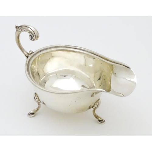 581 - A silver sauce boat, hallmarked Birmingham 1935, maker WHM. Approx. 6