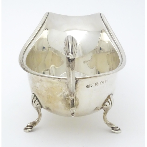 581 - A silver sauce boat, hallmarked Birmingham 1935, maker WHM. Approx. 6