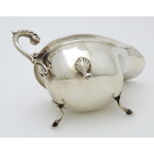 581 - A silver sauce boat, hallmarked Birmingham 1935, maker WHM. Approx. 6