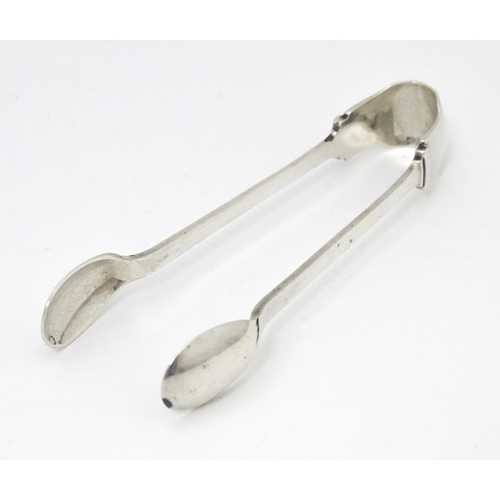 586 - Art Deco silver sugar tongs, hallmarked Birmingham 1936, maker W. H. Haseler Ltd. Approx. 3 3/4