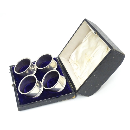 603 - A cased set of 4 silver napkin rings hallmarked Sheffield 1922 maker Walker & Hall.