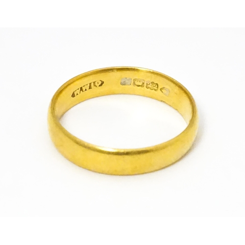 655 - A 22ct gold wedding band. Hallmarked London 1915 maker W Wilkinson Ltd. Ring size approx. L