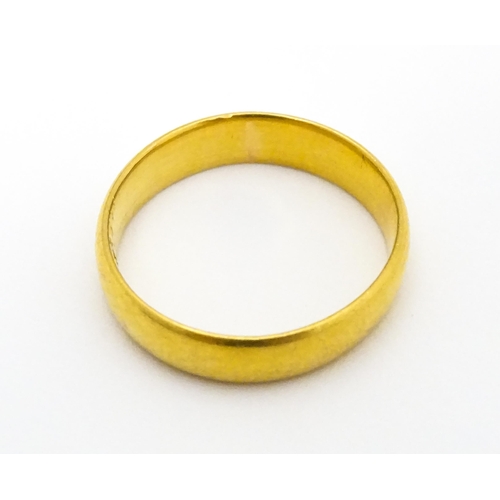 655 - A 22ct gold wedding band. Hallmarked London 1915 maker W Wilkinson Ltd. Ring size approx. L