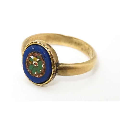 657 - Grand Tour Jewellery : A yellow metal ring with micro mosaic decoration. Ring size approx. H