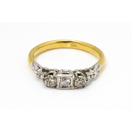 675 - A gold ring set with trio of diamonds. Ring size approx. H 1/2