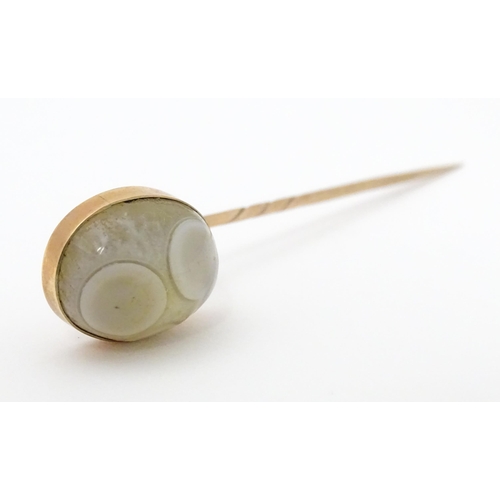 705 - A yellow metal stick pin with agate hardstone cabochon. Approx 2 3/4