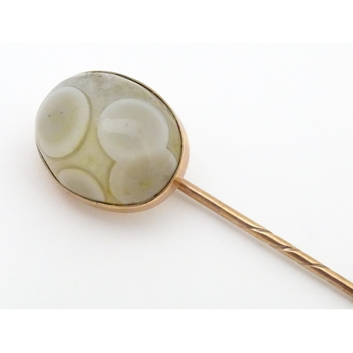 705 - A yellow metal stick pin with agate hardstone cabochon. Approx 2 3/4