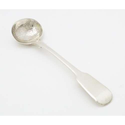 404 - A 19thC silver fiddle pattern salt spoon hallmarked London 1820