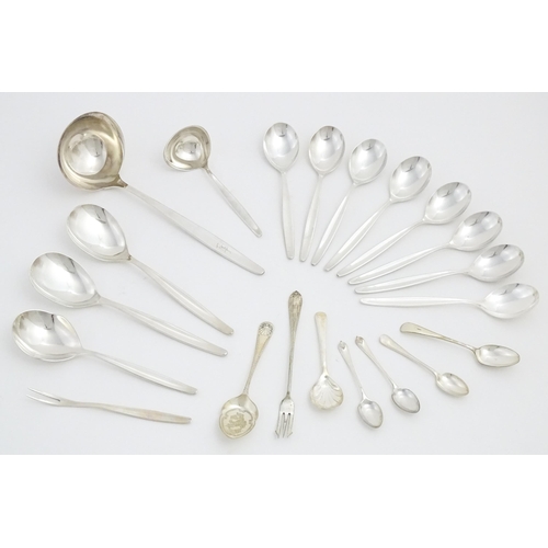 618 - A large quantity of assorted silver plate cutlery / flatware to include table forks, table forks, de... 