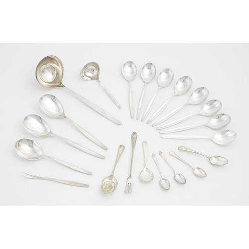 618 - A large quantity of assorted silver plate cutlery / flatware to include table forks, table forks, de... 