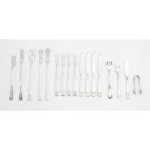 621 - A quantity of assorted silver plate cutlery / flatware to include forks, knives, pickle forks, sardi... 