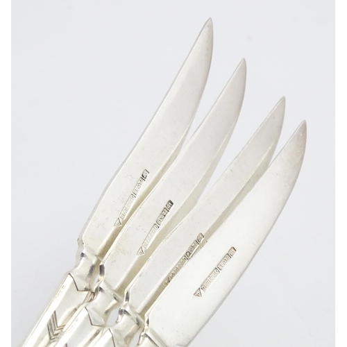 621 - A quantity of assorted silver plate cutlery / flatware to include forks, knives, pickle forks, sardi... 