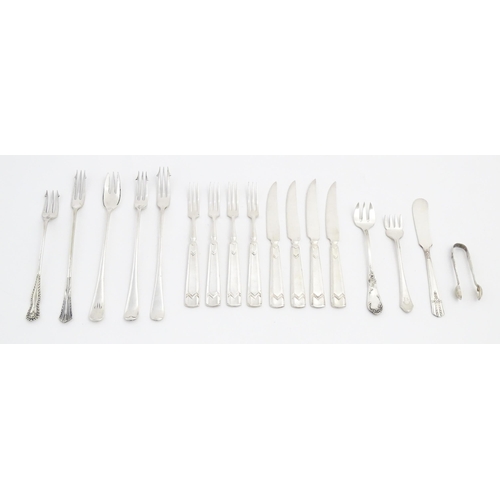 621 - A quantity of assorted silver plate cutlery / flatware to include forks, knives, pickle forks, sardi... 